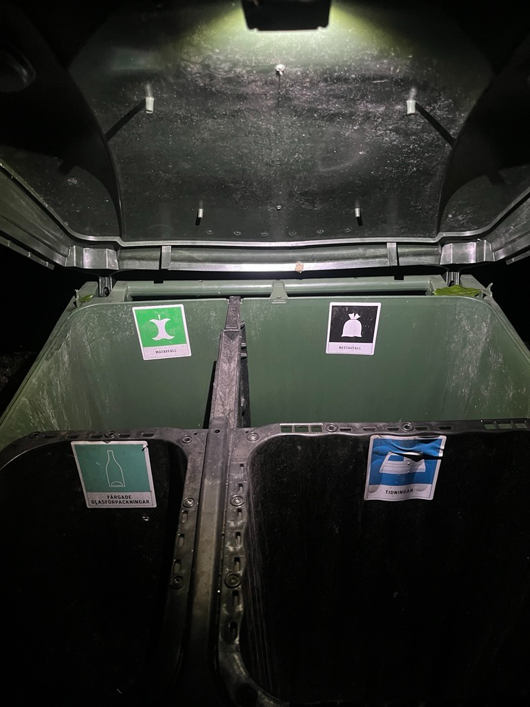TrashLight lyser upp etiketterna i en soptunna